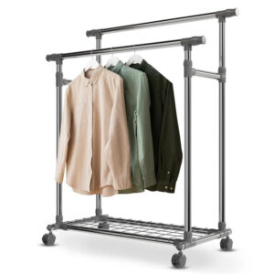 Kovový stojan na oblečení s kolečky